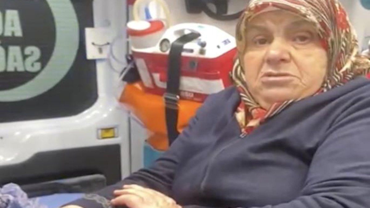 Kastamonu’da rahatsızlanan kadın dereden sedye ile geçirildi