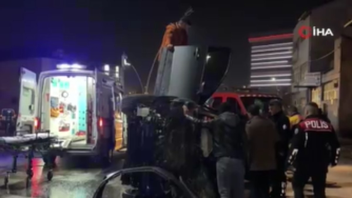 Uşak’ta feci kaza: Otomobil hurdaya döndü