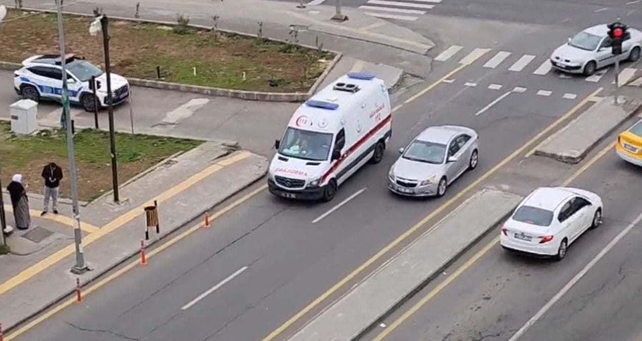 AVM’de darbettiği eşini hastaneye götüren ambulansa zor anlar yaşattı: O anlar kamerada
