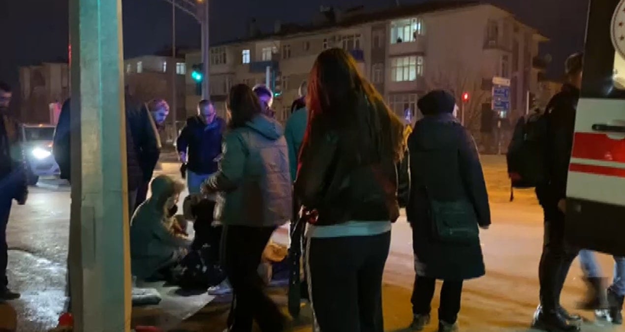 Elazığ’da motosiklet direğe çarptı: 1’i ağır 2 yaralı