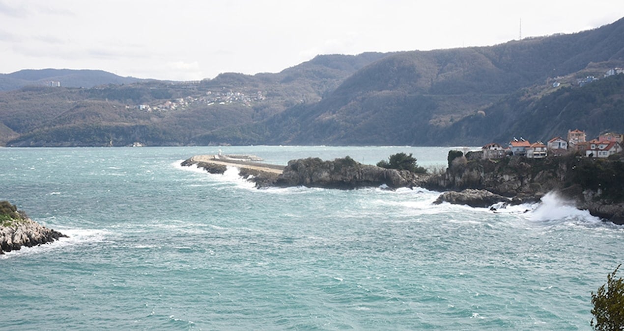 Karadeniz kıyılarında şiddetli rüzgar hayatı olumsuz etkiledi