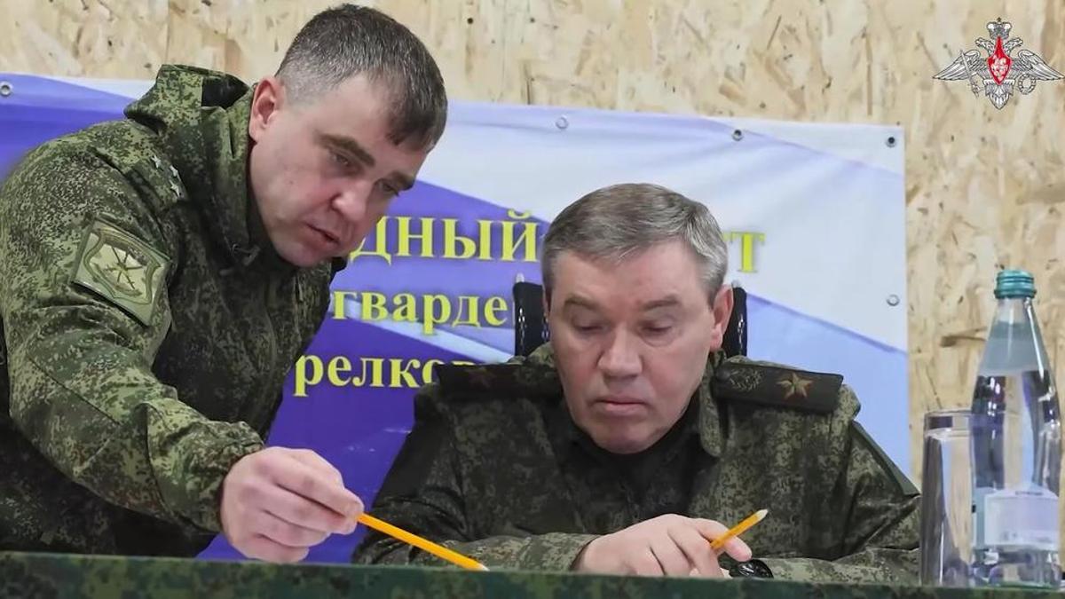 Rusya Genelkurmay Başkanı Gerasimov, Ukrayna’da savaşan Rus birliklerini teftiş etti